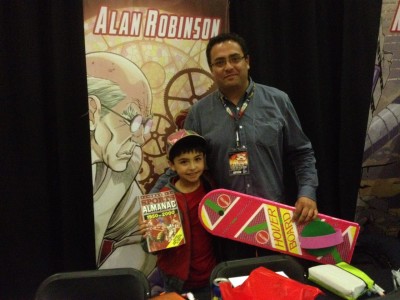 Alan Robinson y su hijo, cosplayando a Marty McFly